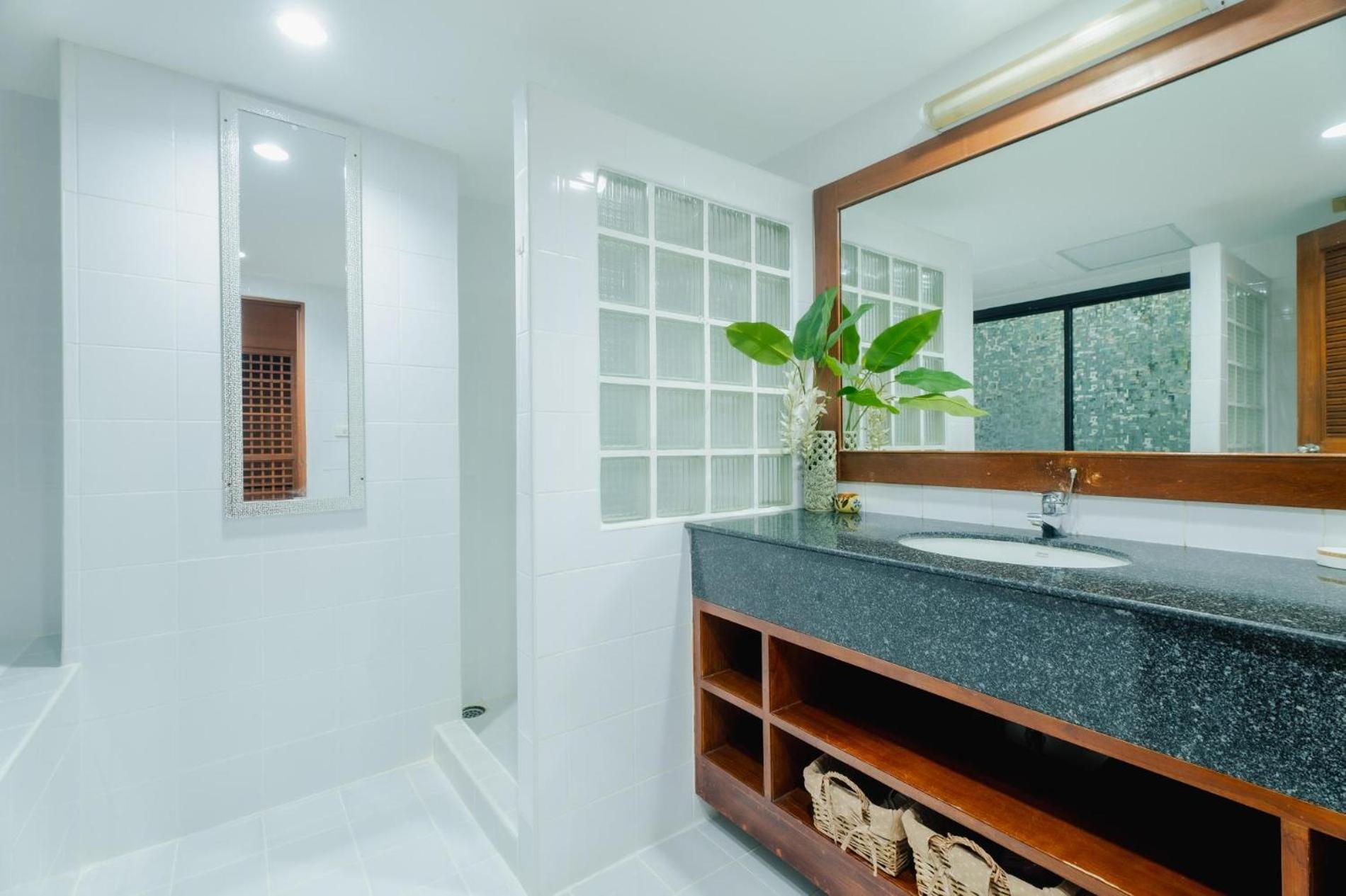 The Sands 2 Bedroom Apartment Naiharn Nai Harn Bagian luar foto